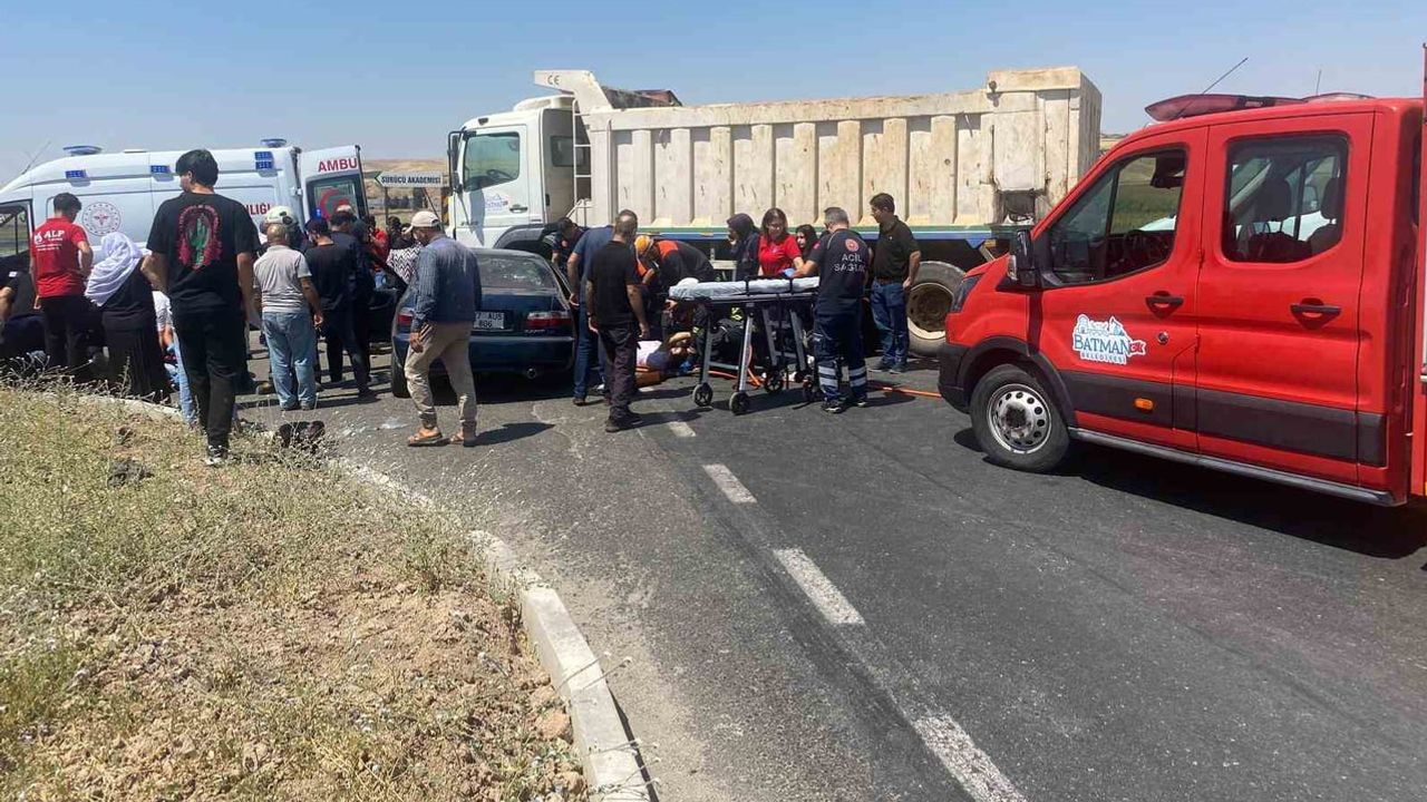 Sürücü Pisti kavşağında trafik kazası: kamyonla otomobil çarpıştı, 4 yaralı
