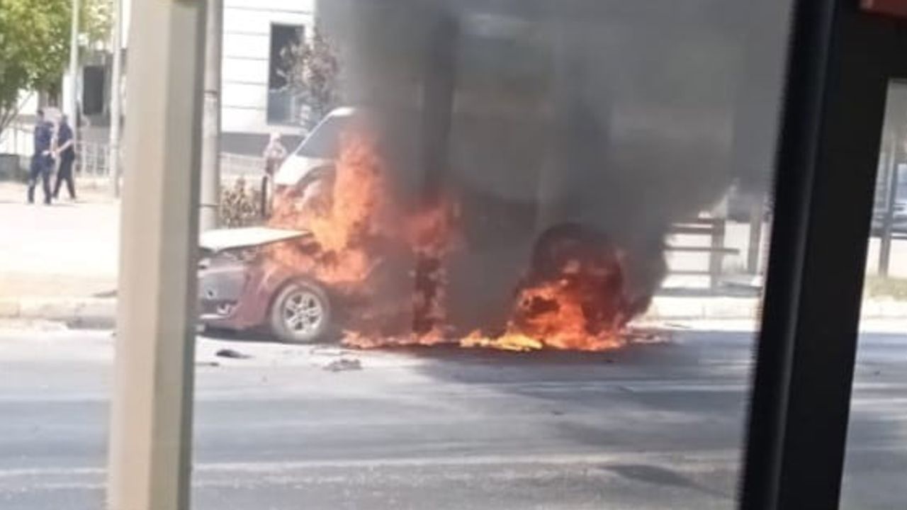 Sürücünün hızlı müdahalesi can kaybını önledi: İzmir'de otomobil alev aldı