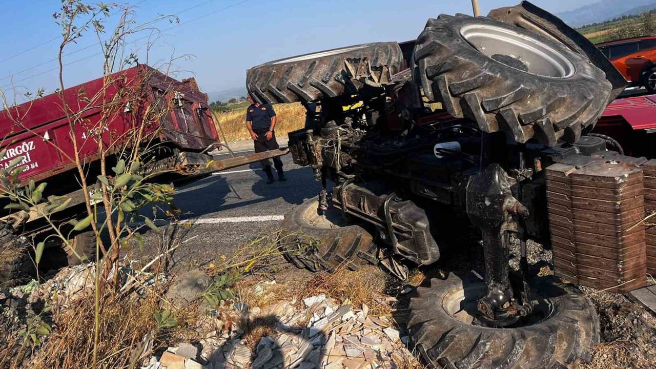 Sürücünün kontrolünü kaybettiği traktör yol kenarına devrildi