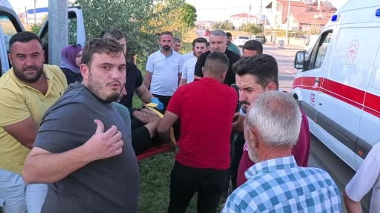 Sürücüsünün rahatsızlanmasıyla minibüs refüje çıktı: altı yaralı
