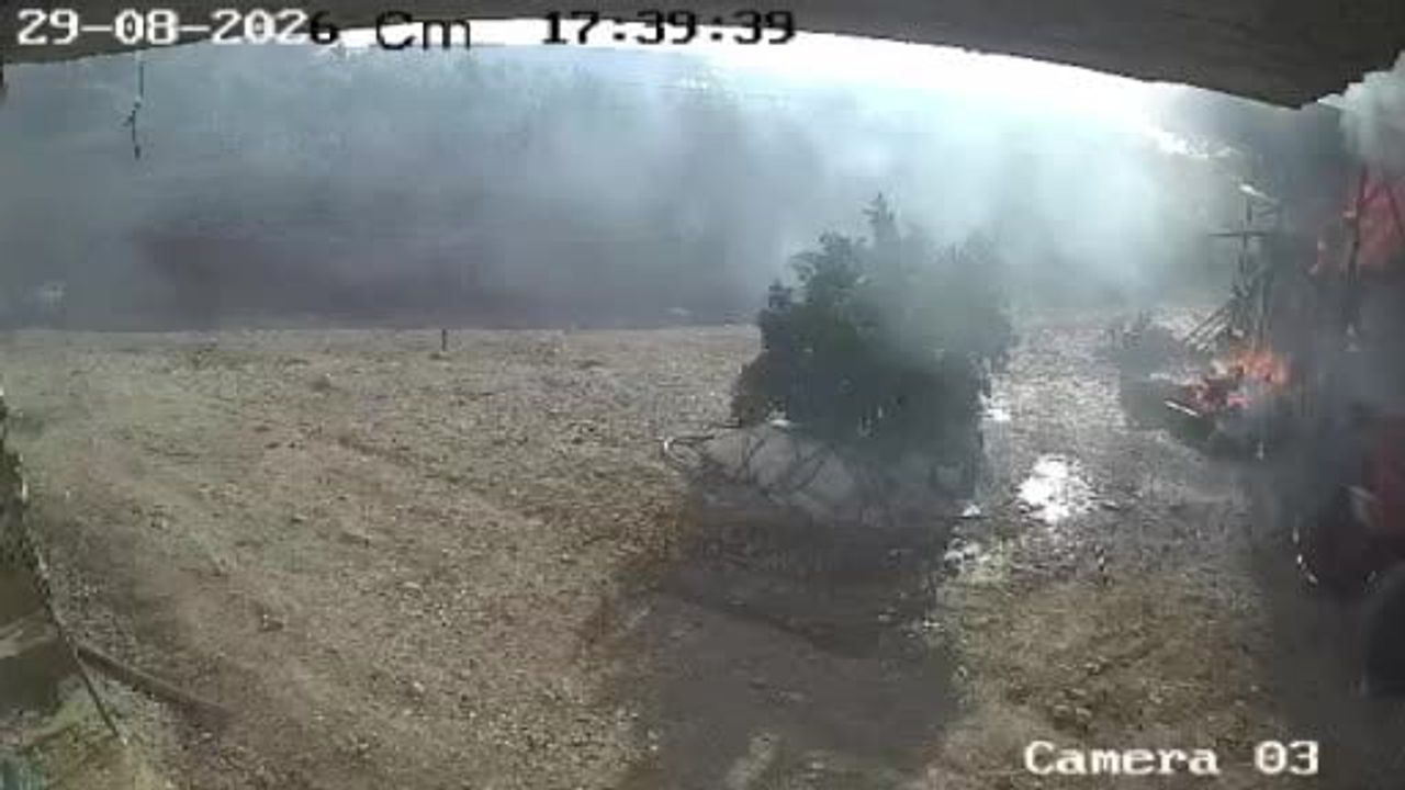Sürücüsüz traktör Serik'te alev alıp saman balyalarını yaktı