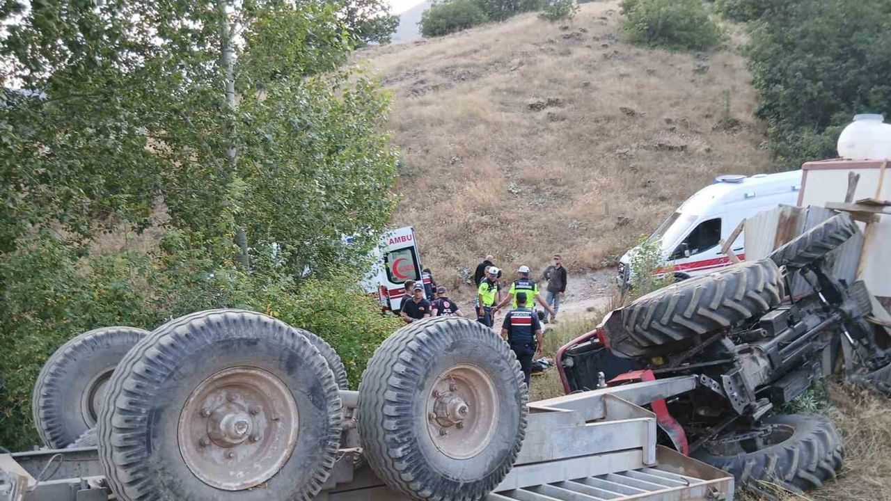 Suşehri'nde köy yolunda traktör şarampole yuvarlandı: dört yaralı