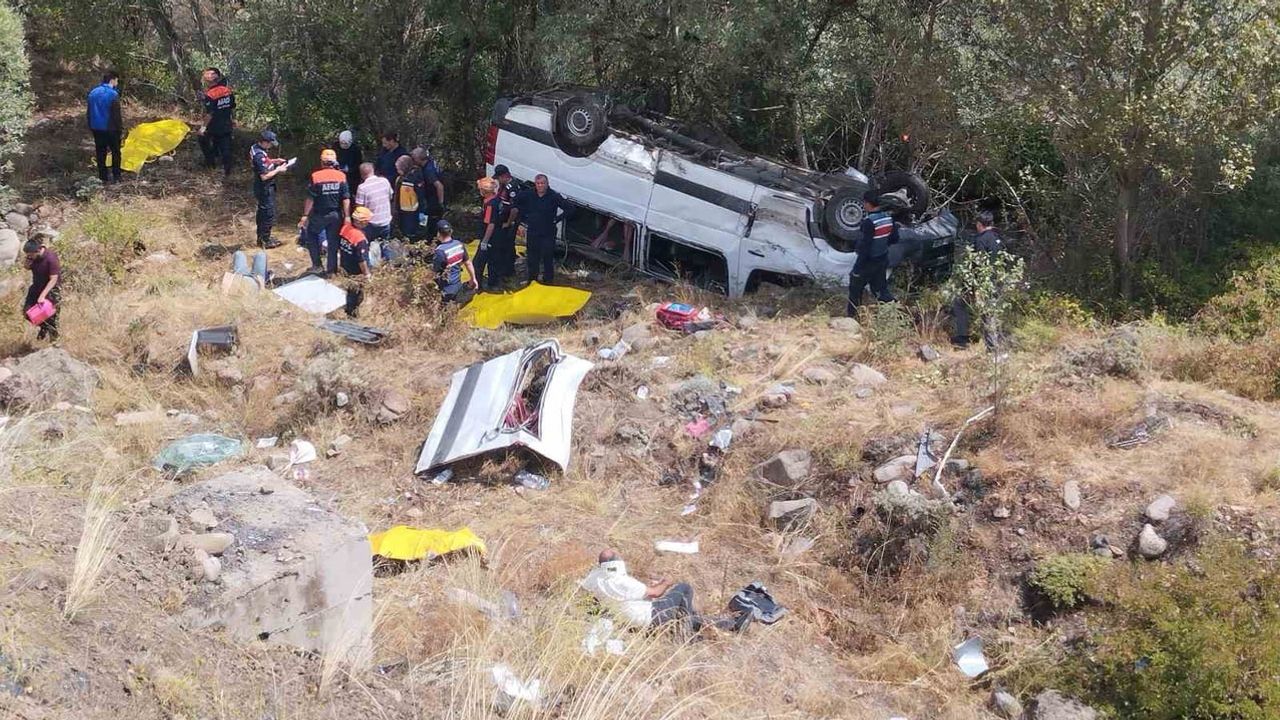 Suşehri yakınında minibüs şarampole uçtu: 4 ölü, 10 yaralı