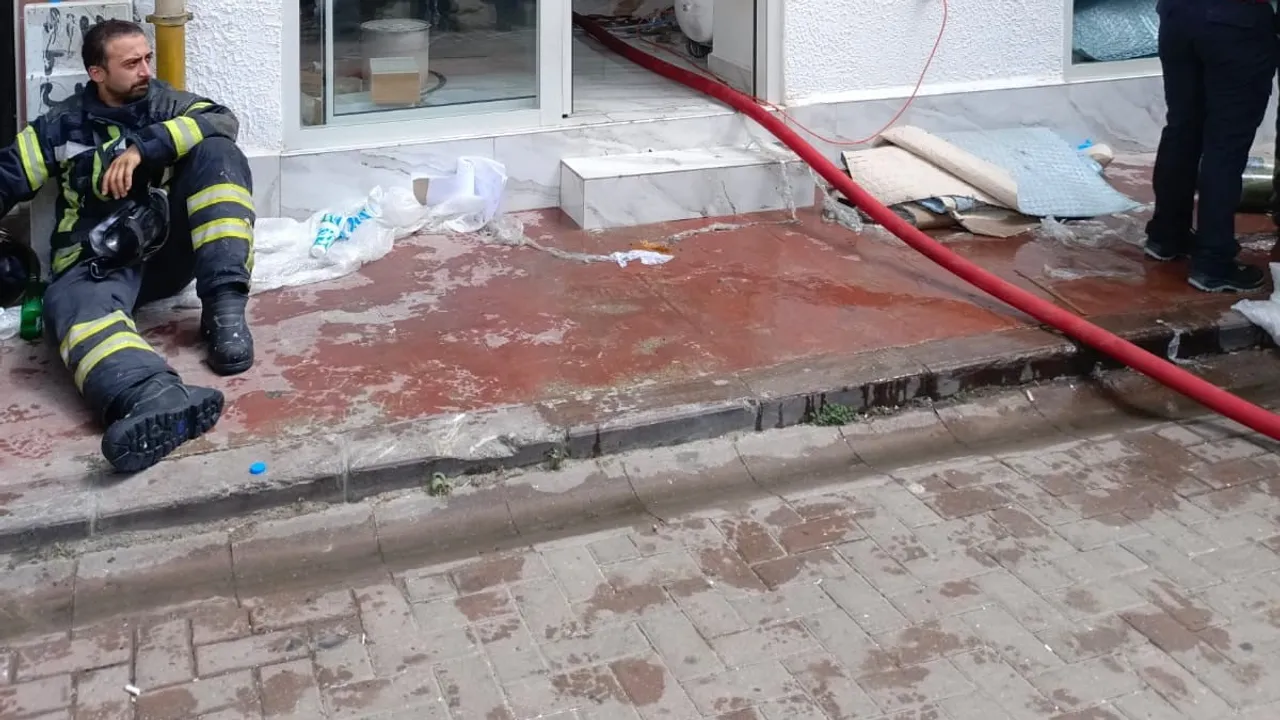 Tadilat sırasında atıkların tutuştuğu iş yerinde yangın söndürüldü
