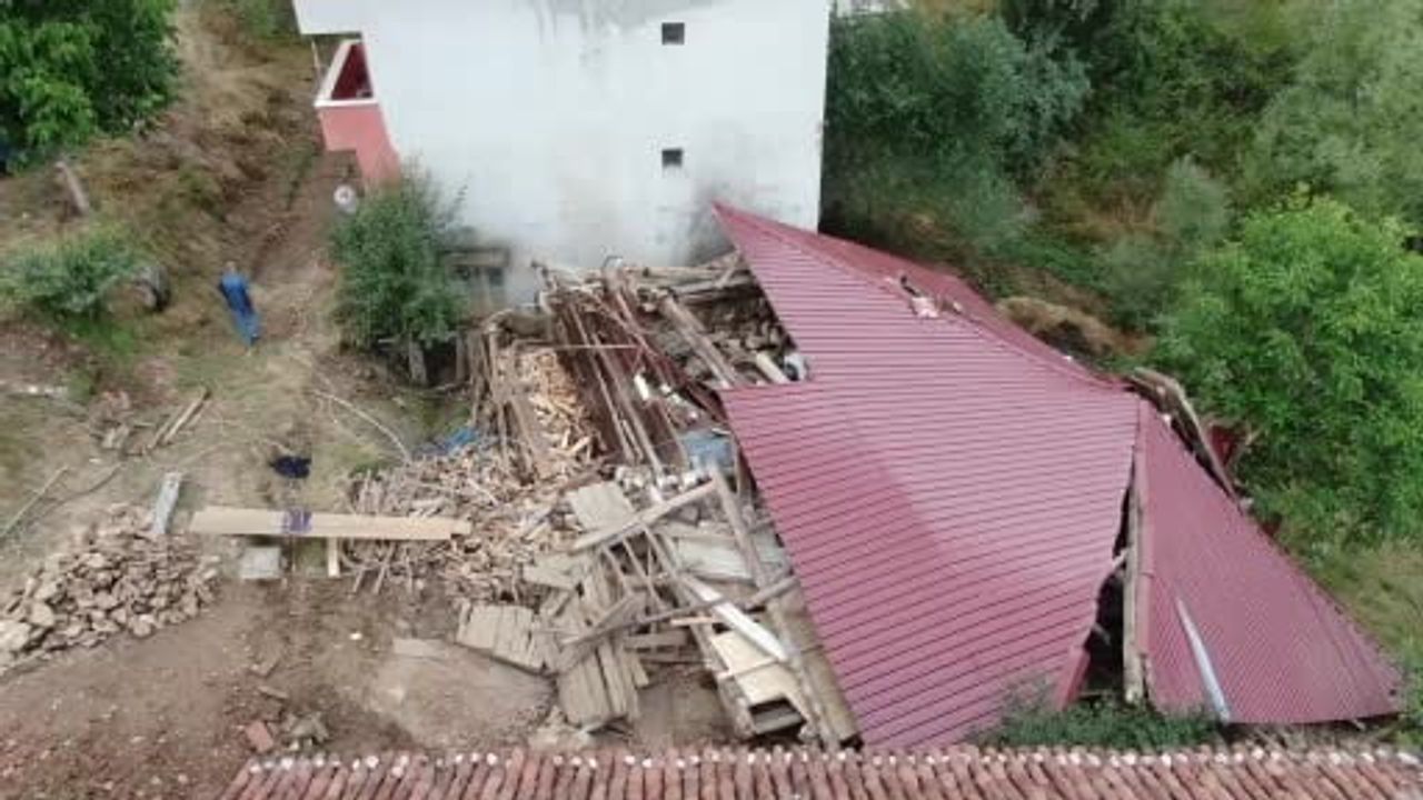Tadilat sırasında çöken köy evi beş kişiyi yaraladı, vatandaşlar kurtardı