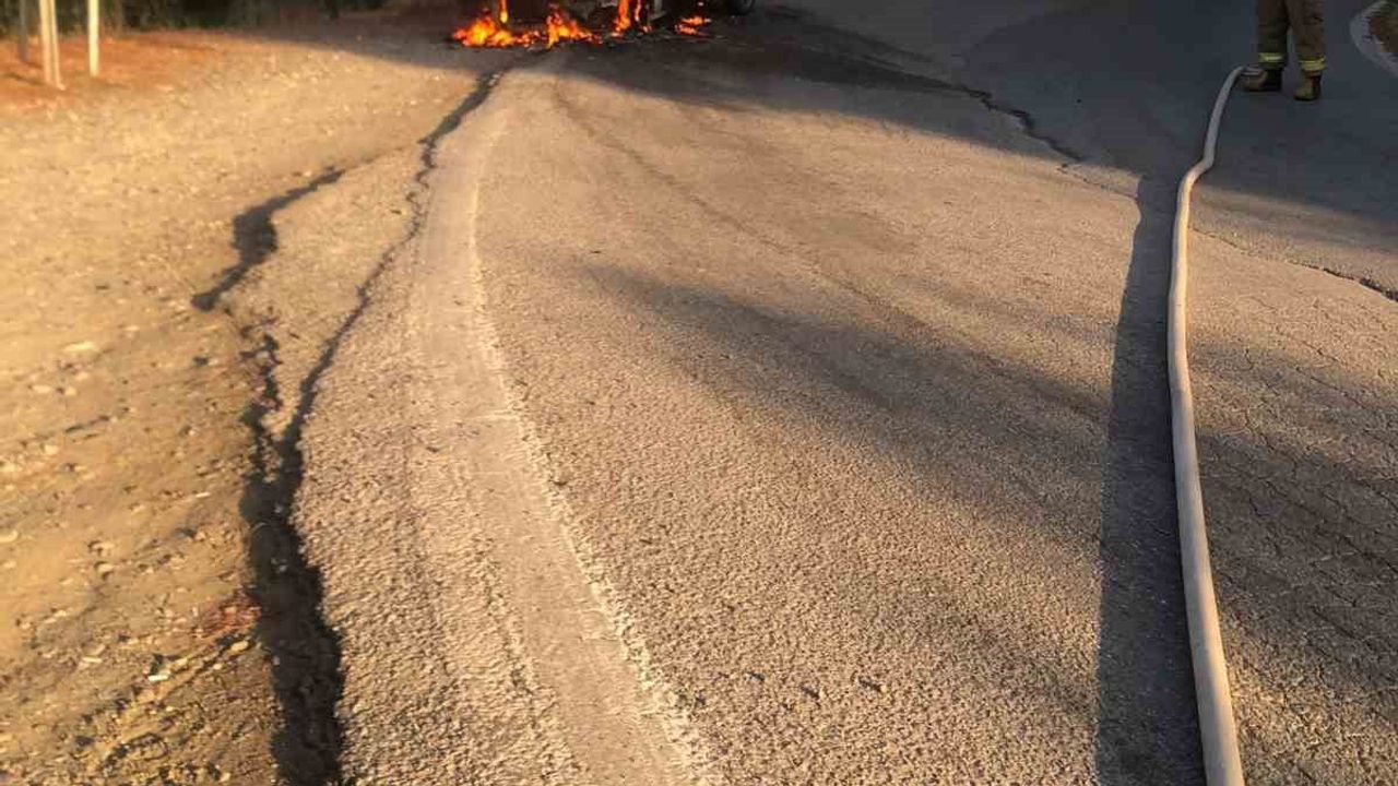 Tahtakuşlar'da yolda çıkan araç yangını itfaiyenin hızlı müdahalesiyle söndürüldü