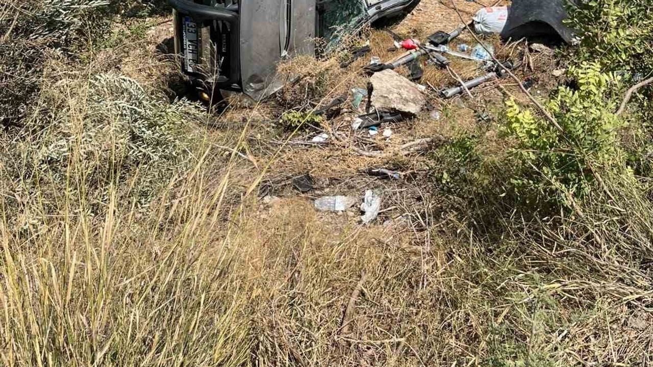 Takbaş Mahallesi'nde pikap şarampole devrildi: baba ve oğlu tedavi altında