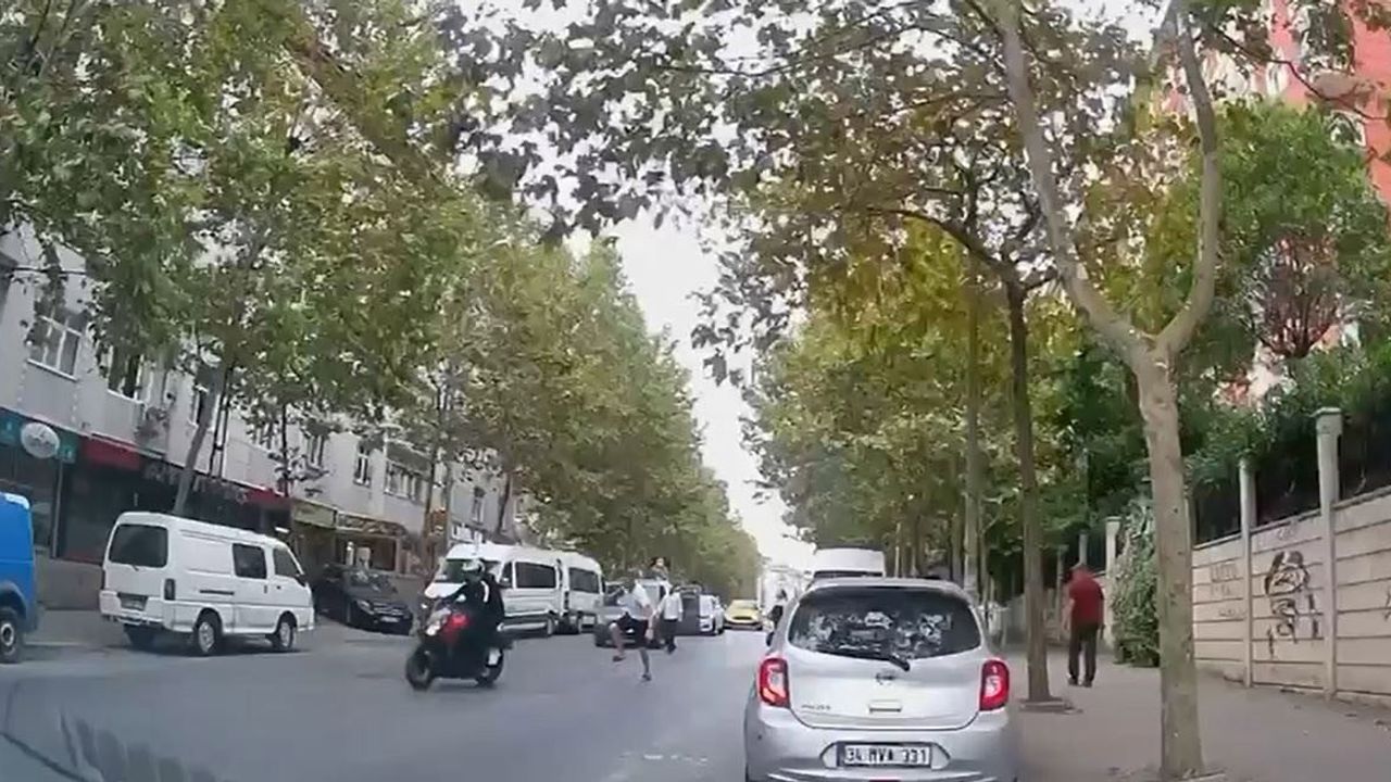 Takip edilip elinden çektiler: Esenyurt'ta genç kızın telefonu kamerada
