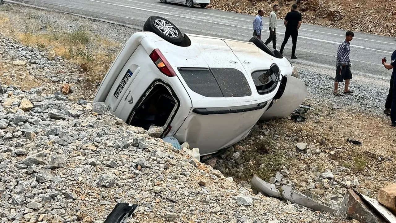 Takla atan hafif ticari araç Çelikhan'da altı kişiyi yaraladı