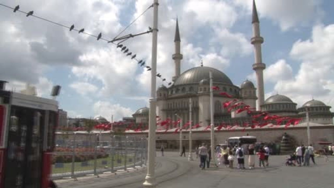 Taksim'de 30 Ağustos anısına şehitler için mevlit okutuldu