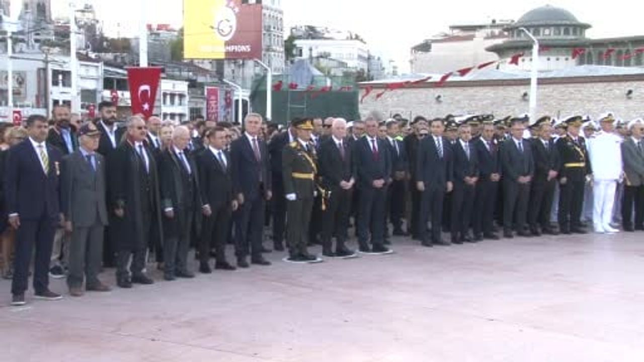 Taksim'de 30 ağustos töreni cumhuriyet anıtı'na çelenk sunuldu