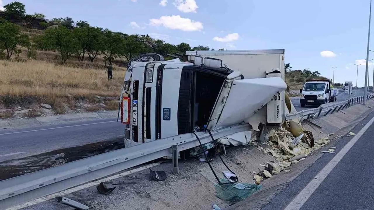 Talas'ta tır devrildi: sürücü yaralandı