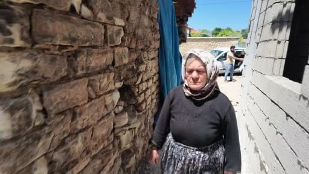 Tandırda yeniden hayat: köy dayanışmasıyla yaşlı çift için yeni ev inşa ediliyor