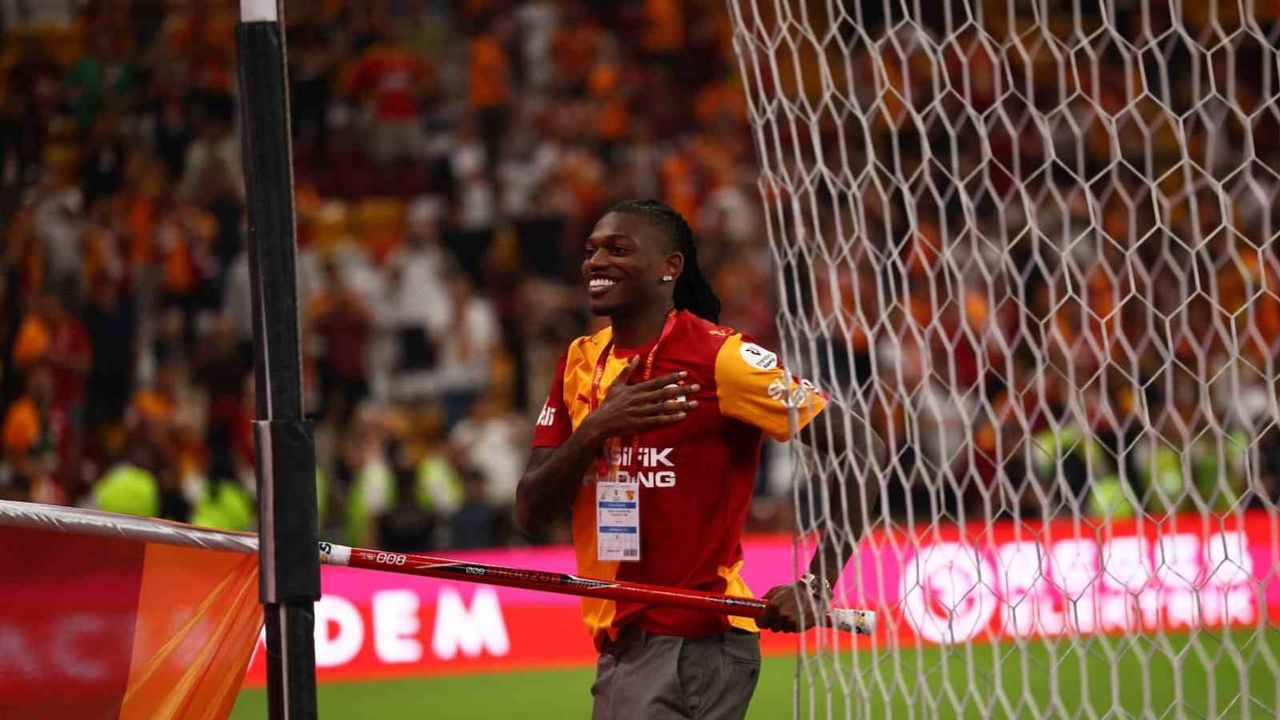 Taraftarın coşkusuna karışan Rafael Leao sahaya indi