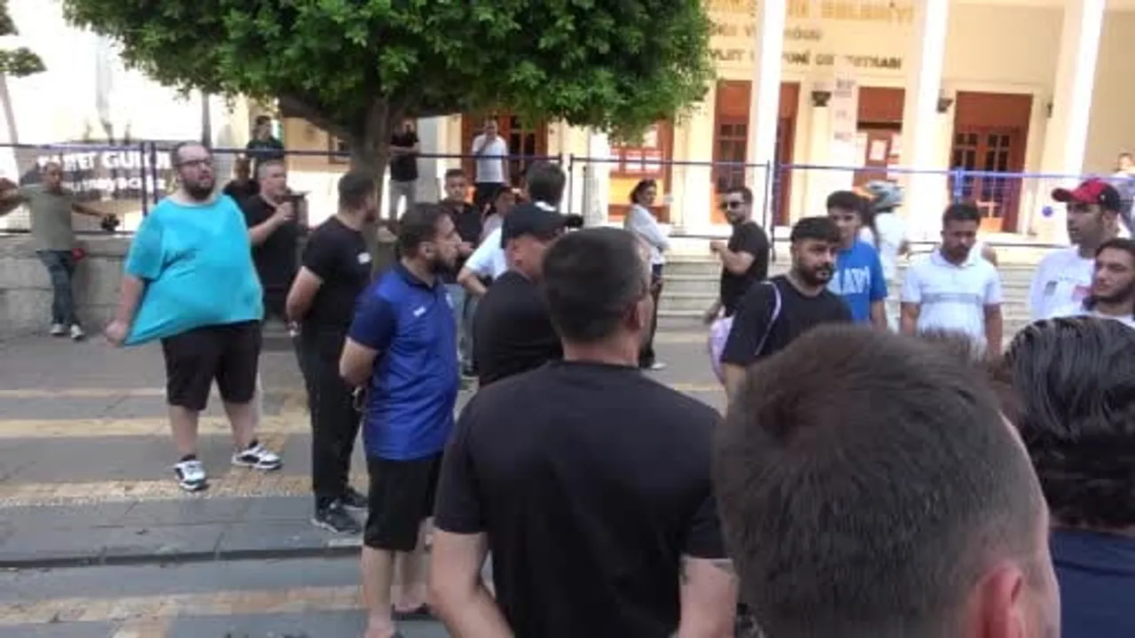 taraftarlar belediye önündeki bariyerleri yıkarak binaya girmeye çalıştı