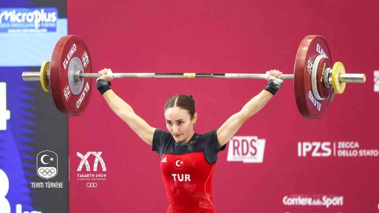 Taranto'da güç gösterisi: Cansel Özkan 53 kg koparmada zirveye çıktı