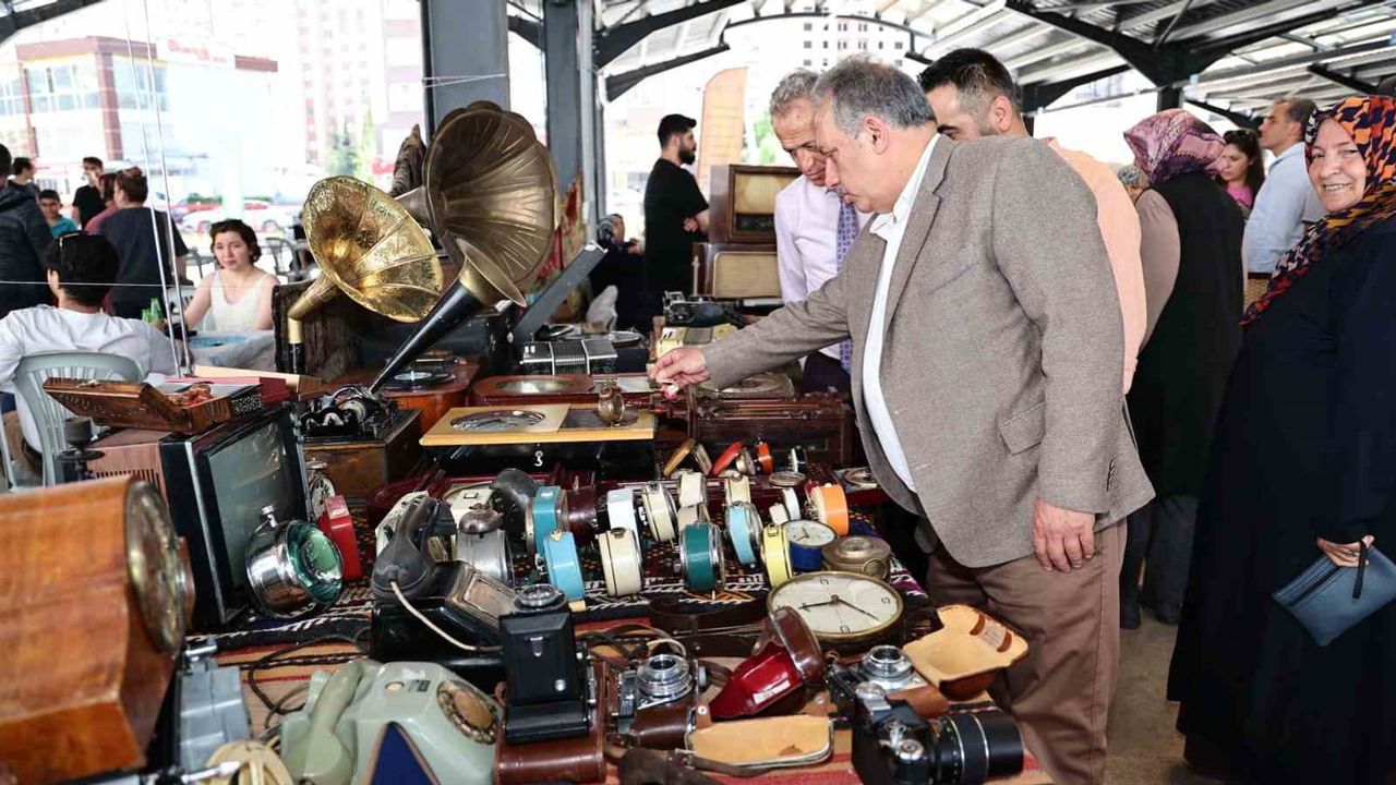 Tarihe açılan kapı: Talas'ta antika ve klasik otomobil buluşması