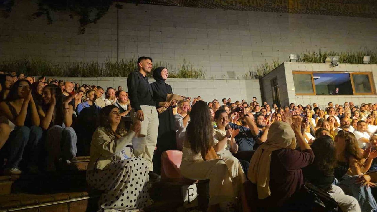 Tarihi amfide dokuz evet: Gökhan Türkmen konserinde toplu evlilik teklifleri