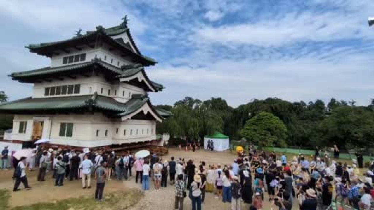 Tarihi Hirosaki kalesi binlerin halatlarıyla asıl yerine kaydırılıyor