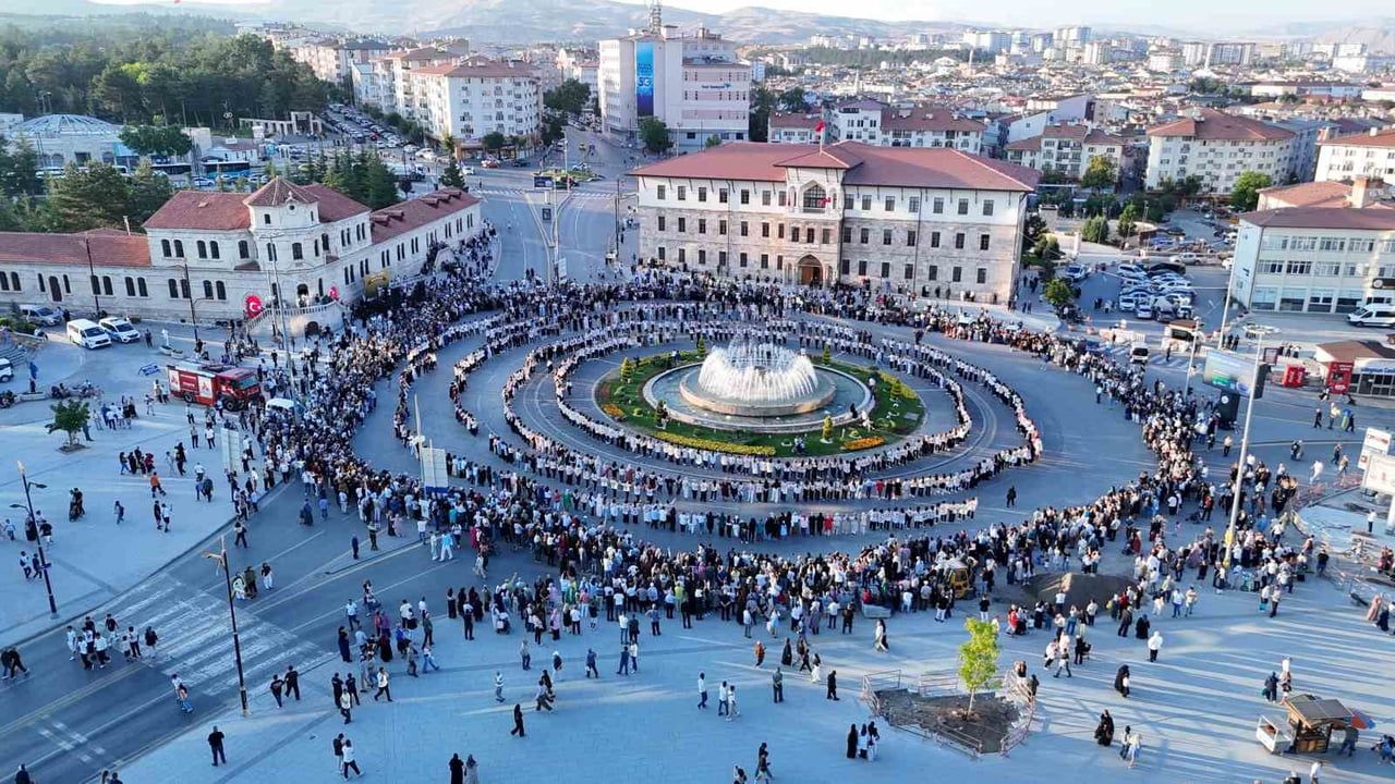 Tarihi kent meydanında Sivaslı kadınlardan halay rekoru