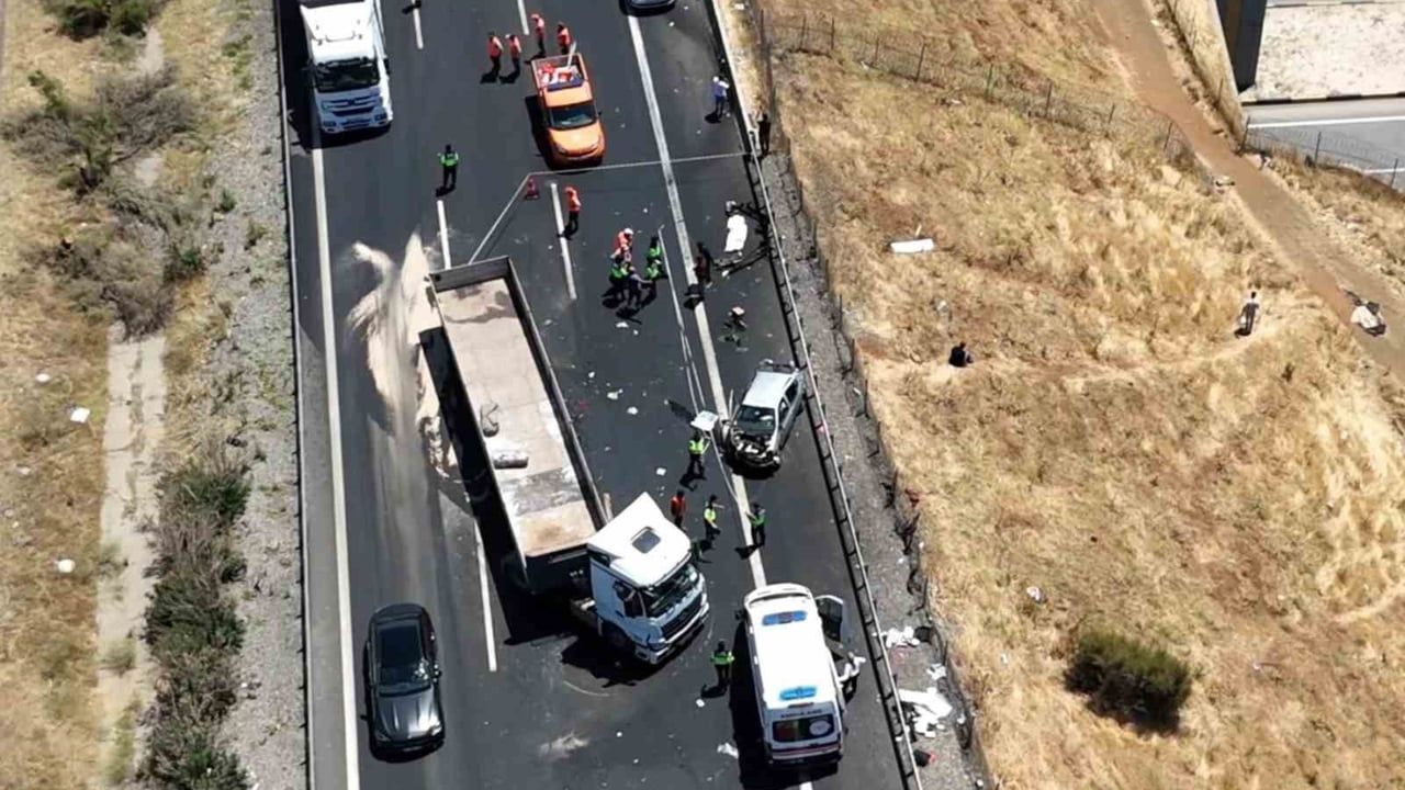 Tarsus-Adana-Gaziantep otoyolunda zincirleme kaza: 2 kişi yaşamını yitirdi, bölge dronla görüntülendi