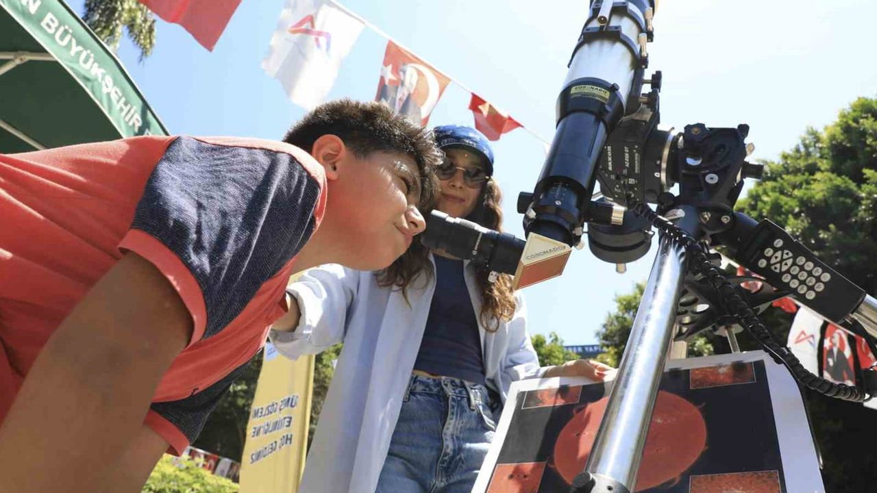 Tarsus'ta çocuklar teleskopla güneşi keşfetti