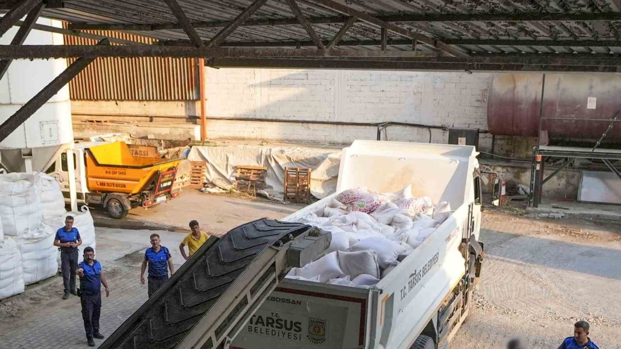 Tarsus'ta gıda denetiminde 30 ton bozuk un imha edildi