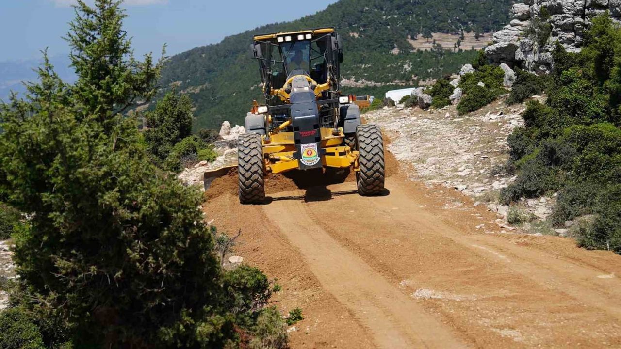 Tarsus'ta kırsal bağlantılar yenileniyor: üç mahallede kapsamlı yol çalışması