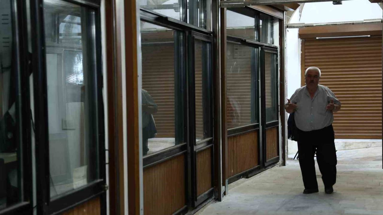 Taşhan'da 61 yıllık terzi, mesleğini yeniden açılan iş yerinde sürdürüyor