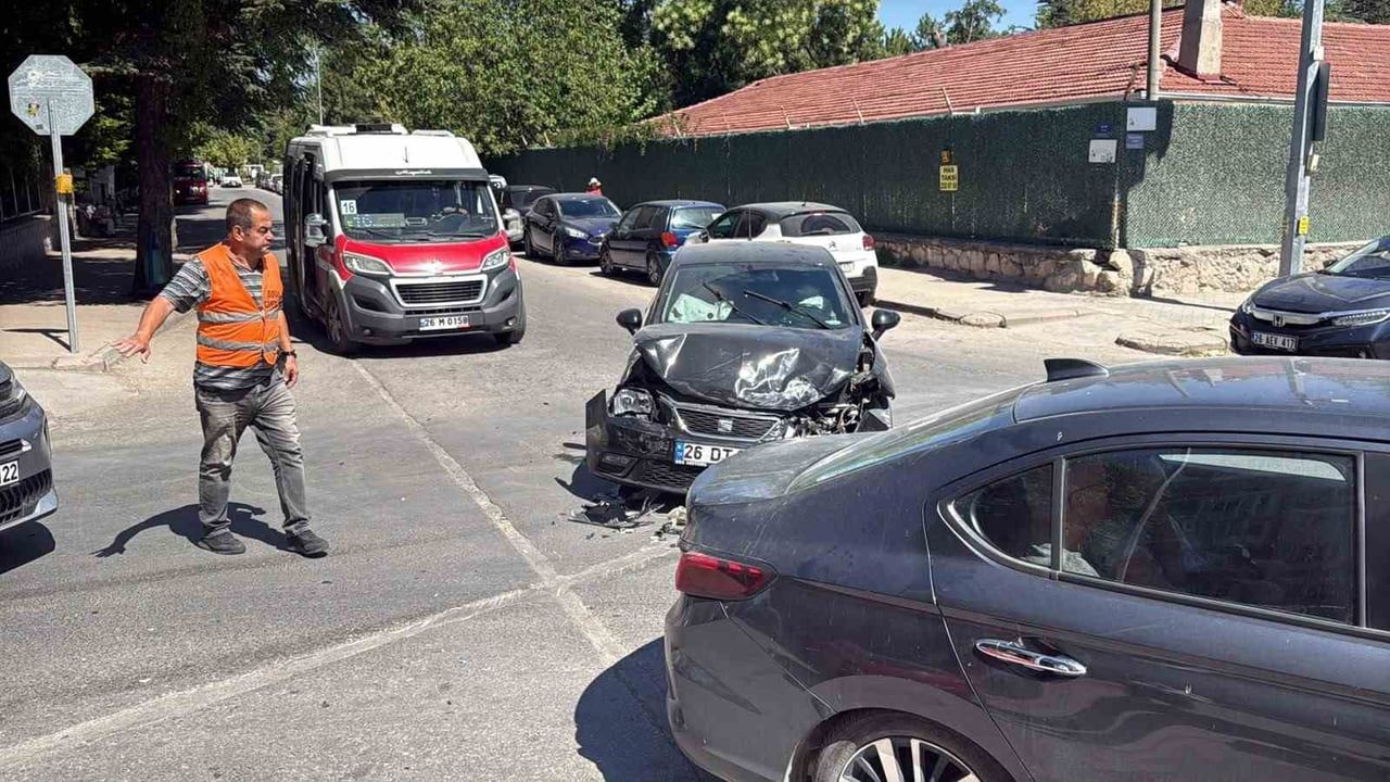 Taşköprü caddesi'nde çarpışma iki aracı kullanılamaz hale getirdi