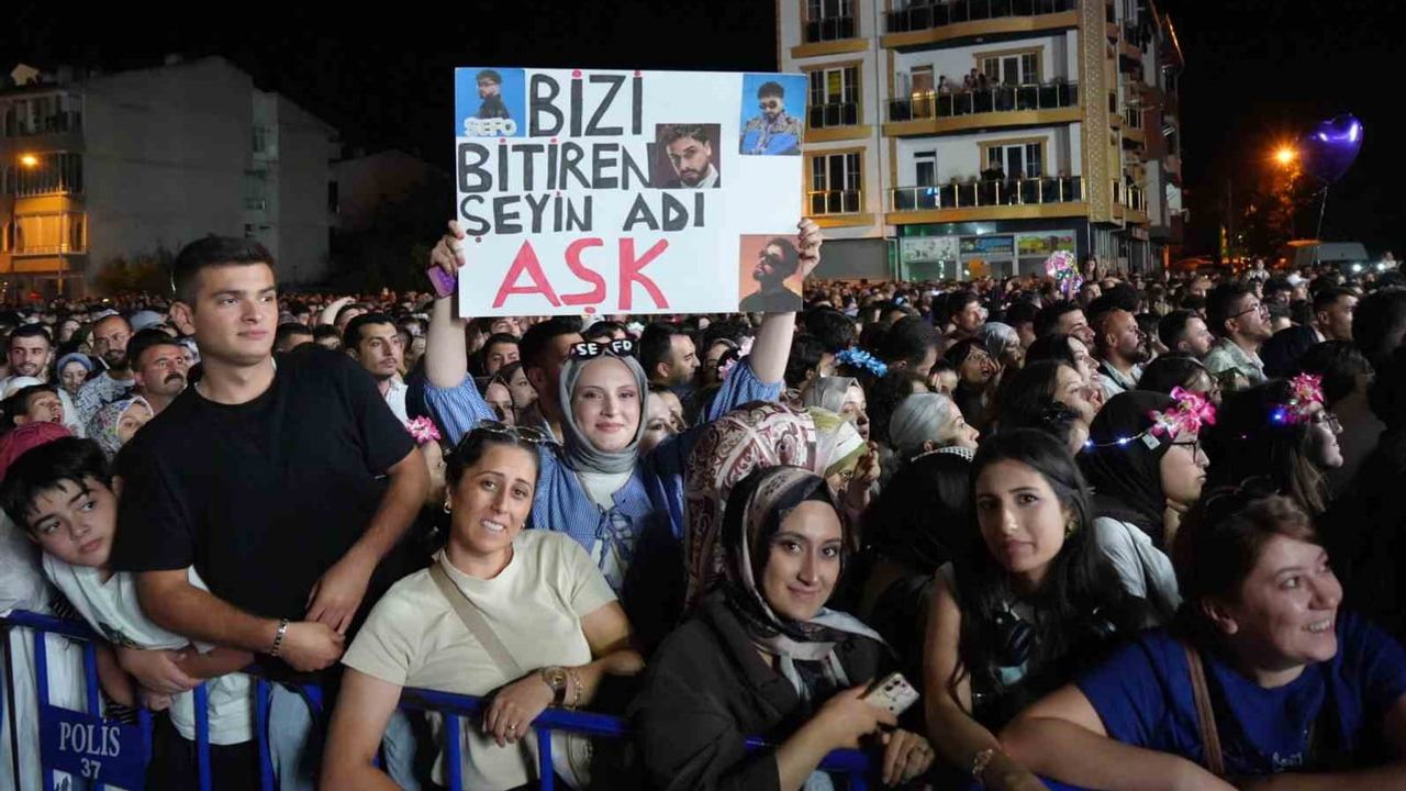 Taşköprü'de sarımsak kokulu gece: Sefo binlere coşku yaşattı