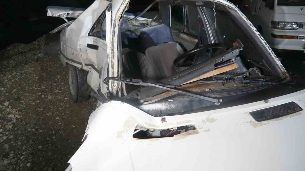 Taşköprü kavşağında çarpışma: tırın sürüklediği otomobilde iki kişi yaşamını yitirdi