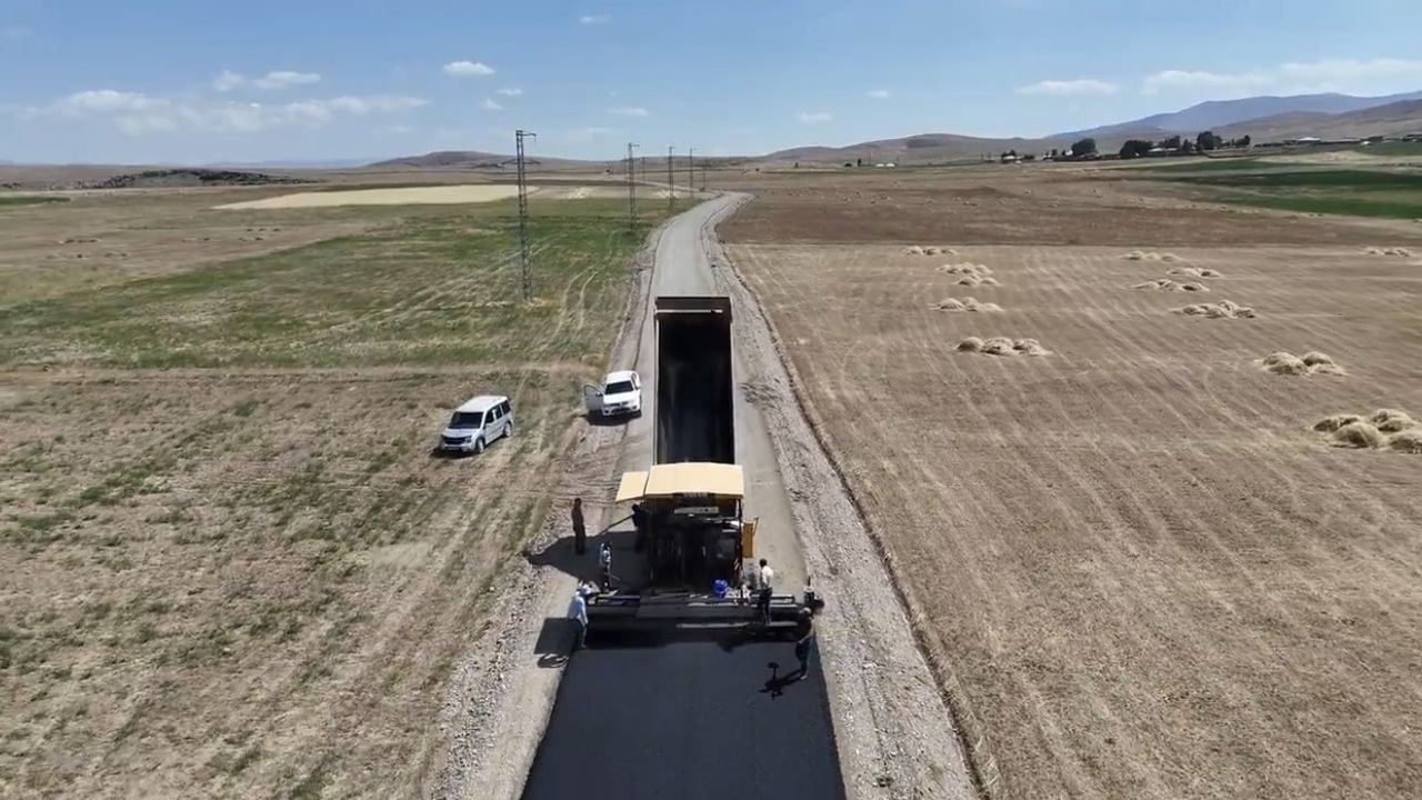 Taşlıçay'ta köy yaşamına konfor getiren yol ve altyapı çalışmaları tamamlandı