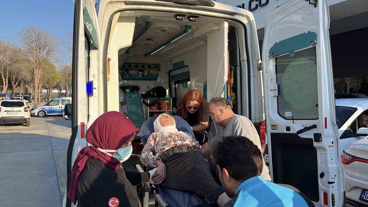Taşucu limanında torununu bekleyen kadın tansiyon yükselince hastaneye kaldırıldı