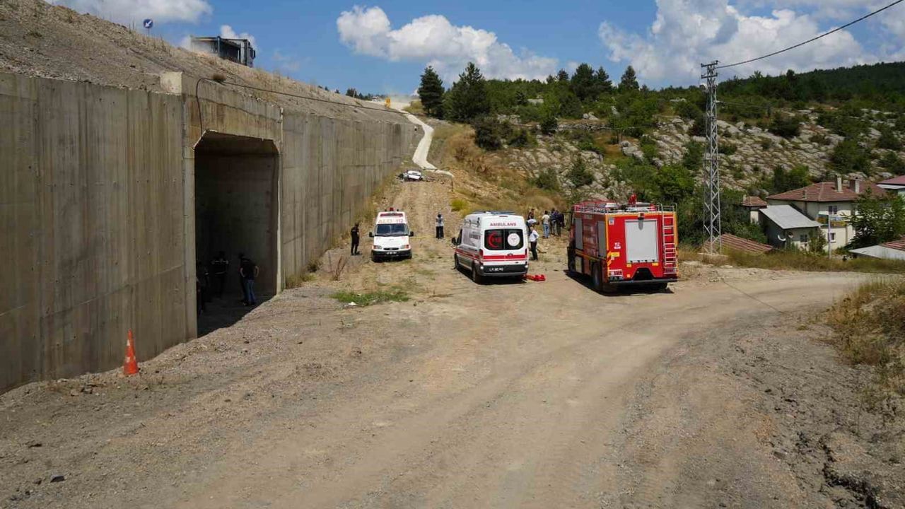 Tatil yolunda menfeze düşen kazada baba öldü, eşi ve çocukları ağır yaralandı