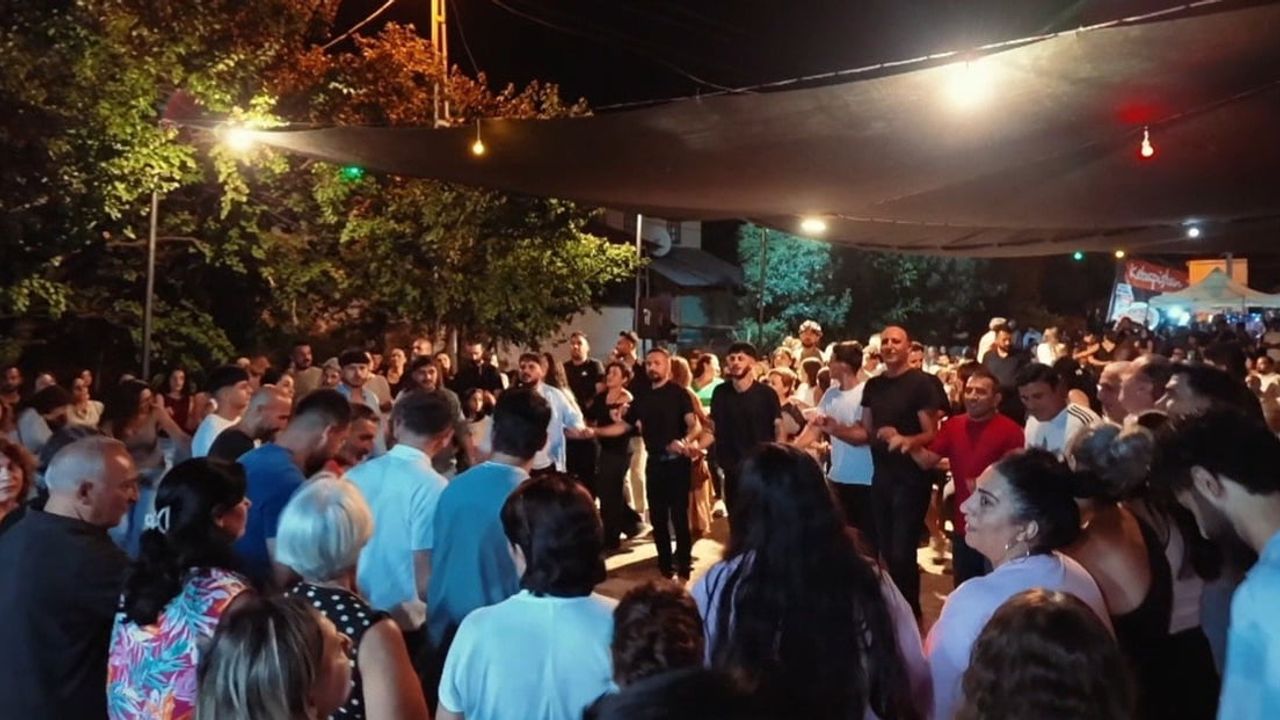 Tatlısu'da çilek ve böğürtlen şenliği: türküler, halaylar ve yerel tatlar