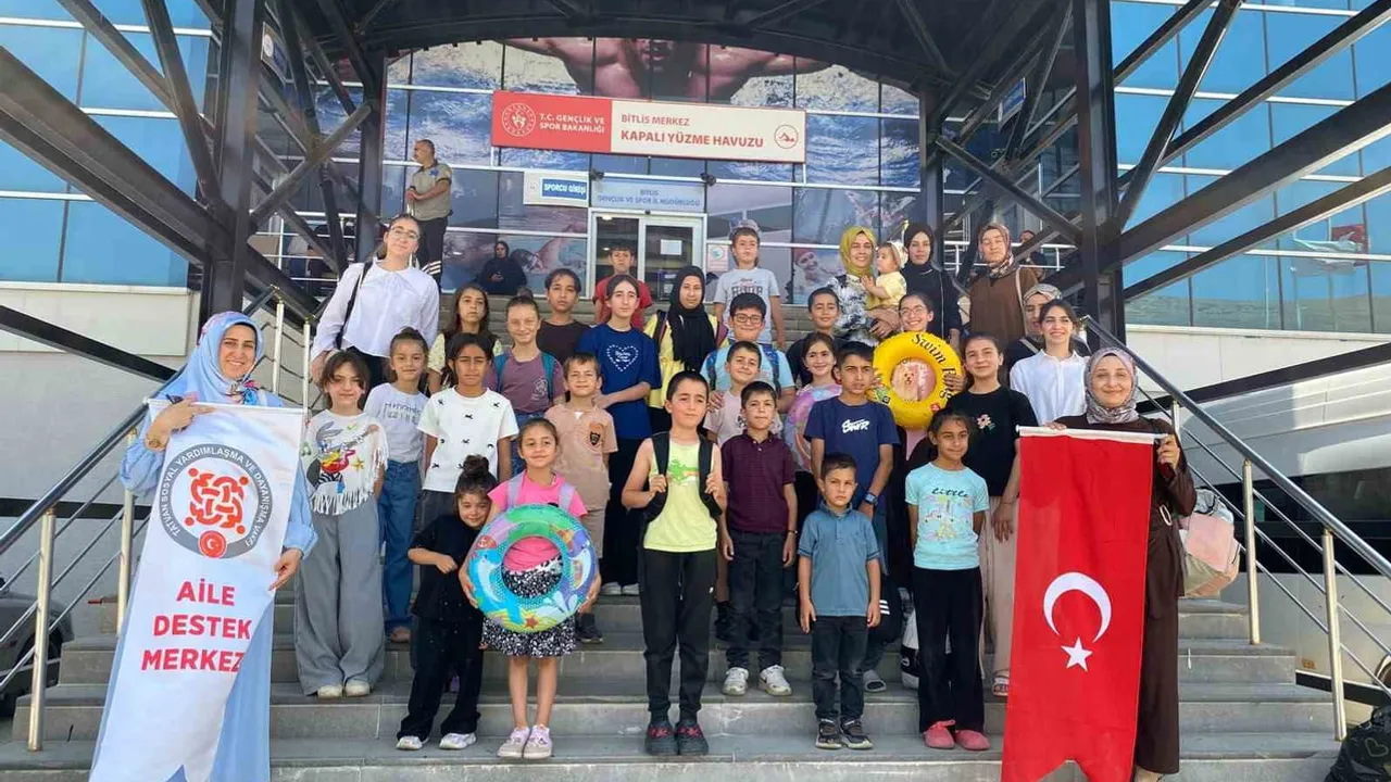 Tatvan ADEM-2 kursiyerleri yüzme etkinliğinde hem öğrendi hem eğlendi