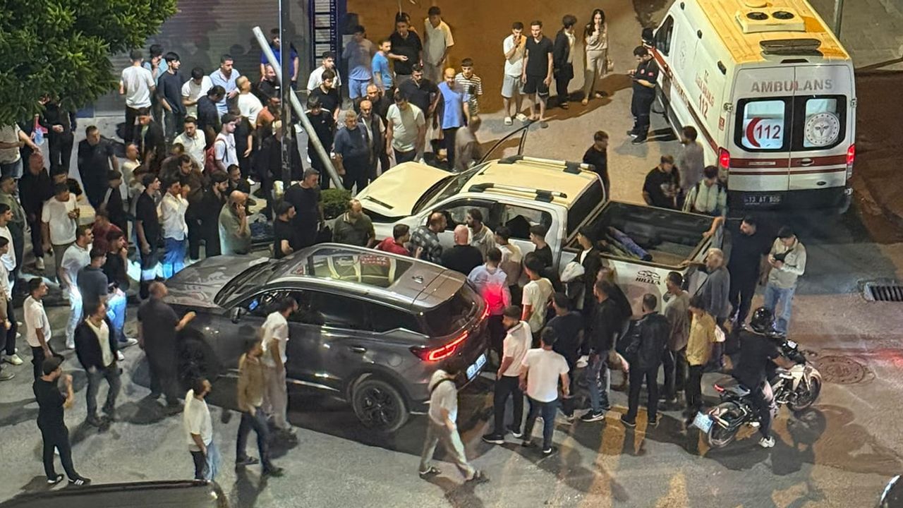 Tatvan'da gece çarpışması güvenlik kamerasına yansıdı, 5 kişi hafif yaralandı