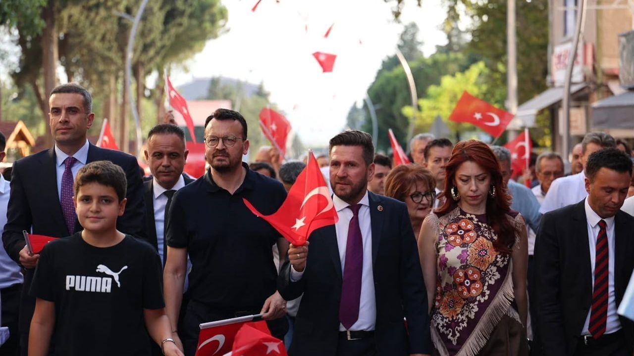 Tavas'ta zeybek coşkusu sokaklara taştı