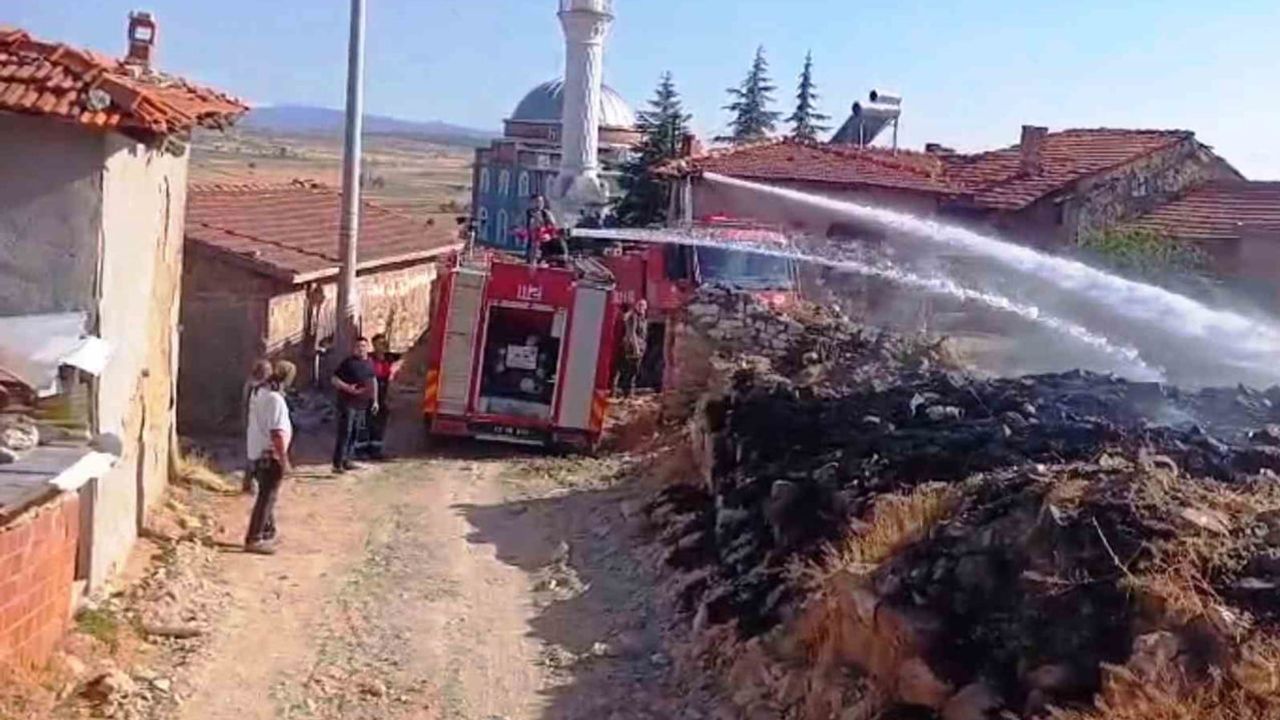 Tavşanlı'da rüzgarla büyüyen otluk yangını, köylülerin tanker müdahalesiyle durduruldu