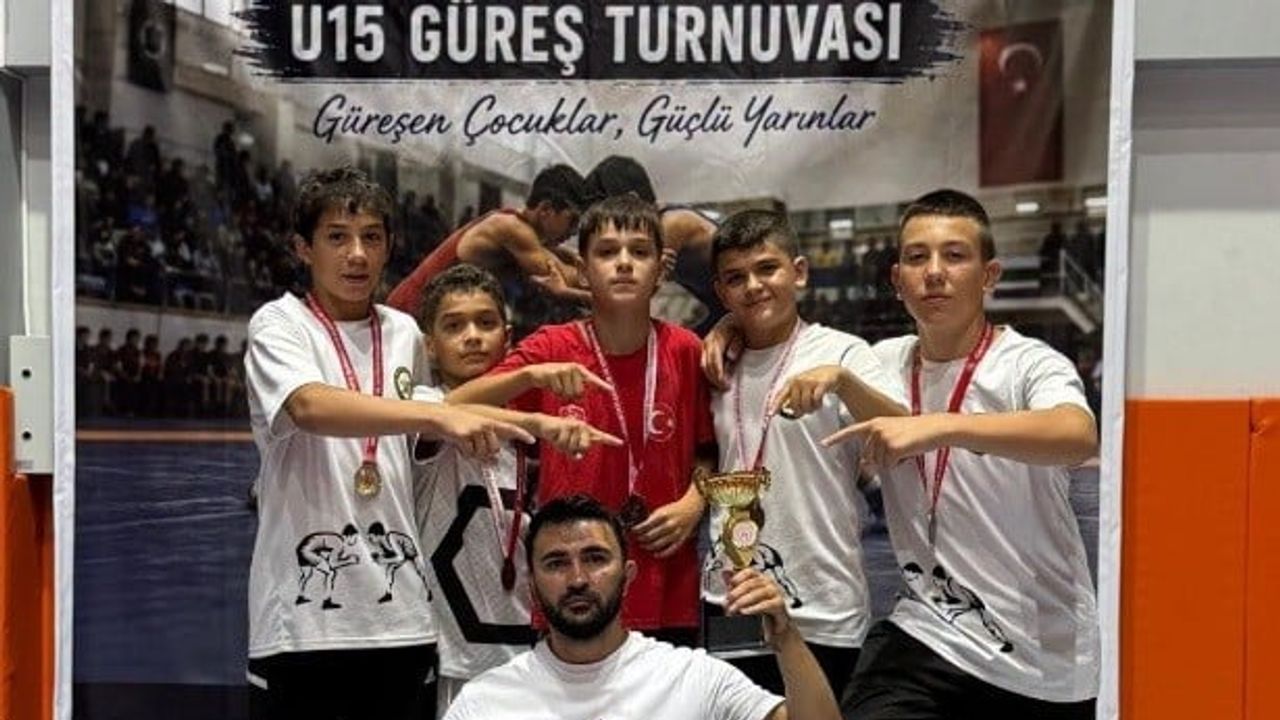 Tavşanlı'nın u15 güreş takımı Sakarya'da takım halinde zirveye çıktı