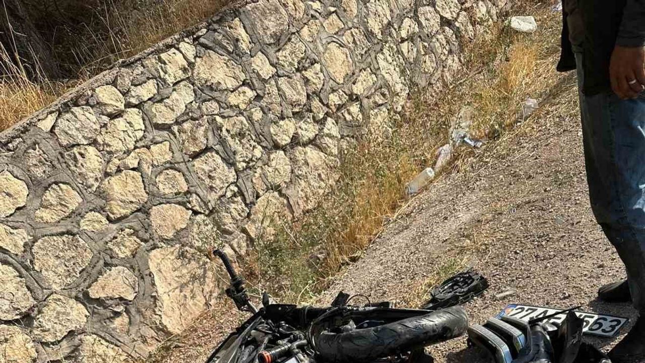 Tecirli kavşağında kafa kafaya çarpışma: motosiklet sürücüsü hastaneye kaldırıldı