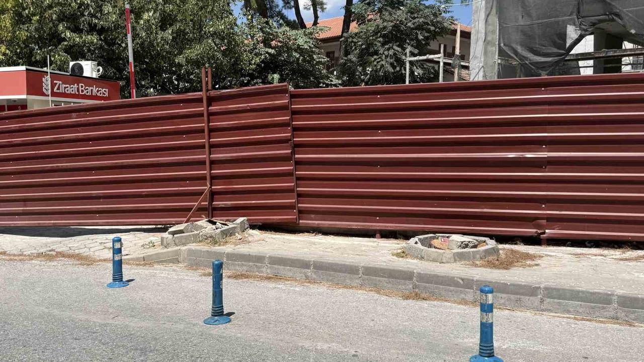 Tehlike oluşturan ağaçlara müdahale: Menteşe'de kontrollü kesim ve budama