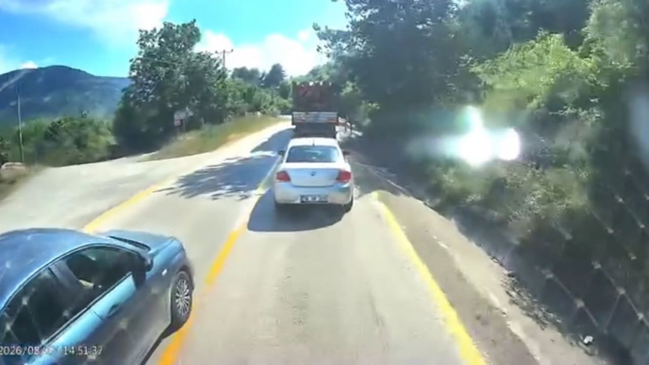 Tehlikeli sollama son anda önlendi, sürücü tır şoförüne el hareketi yaptı