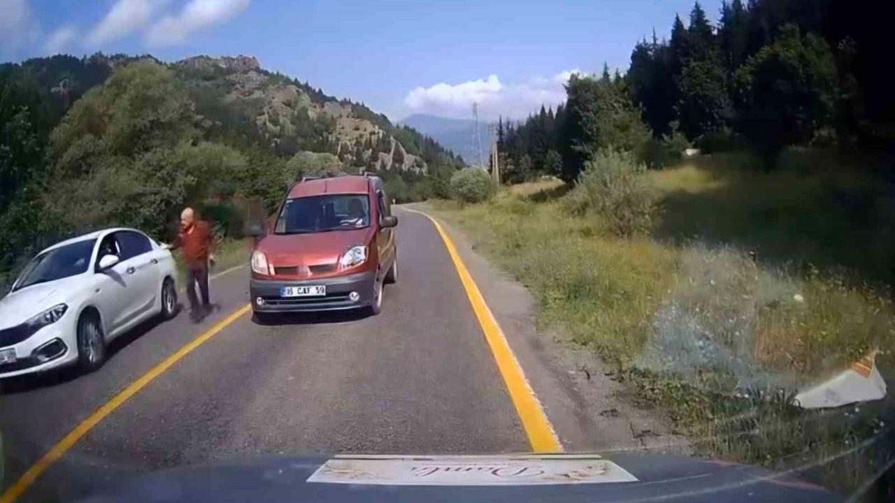 Tek şeritli yolda tehlikeli sollama kameralara yansıdı