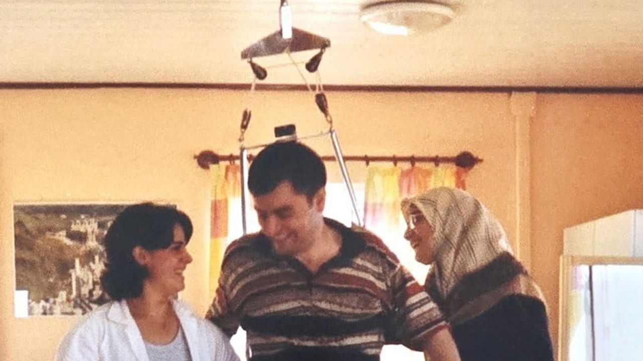Tekerlekli sandalyeyle ameliyat yapmaya devam eden cerrahın öyküsü dünya literatüründe