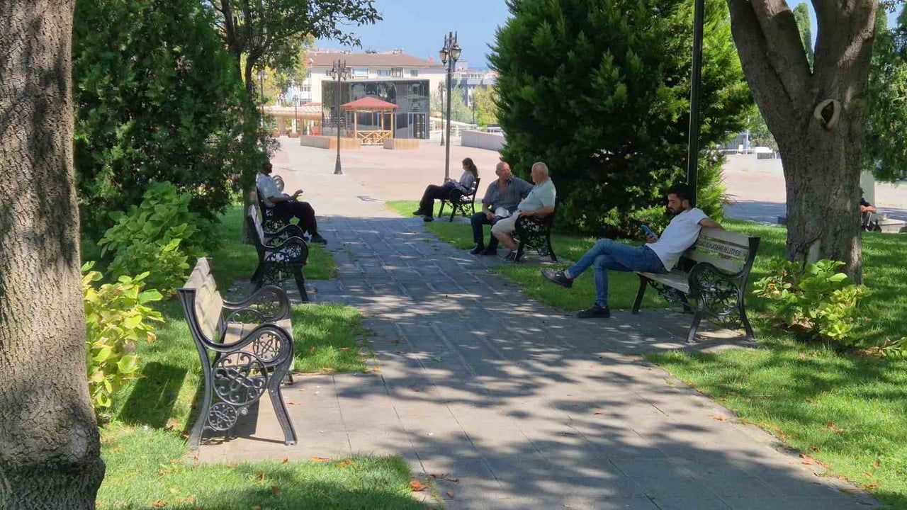 Tekirdağ'da bunaltan sıcaklar gölgeliklere yöneltti