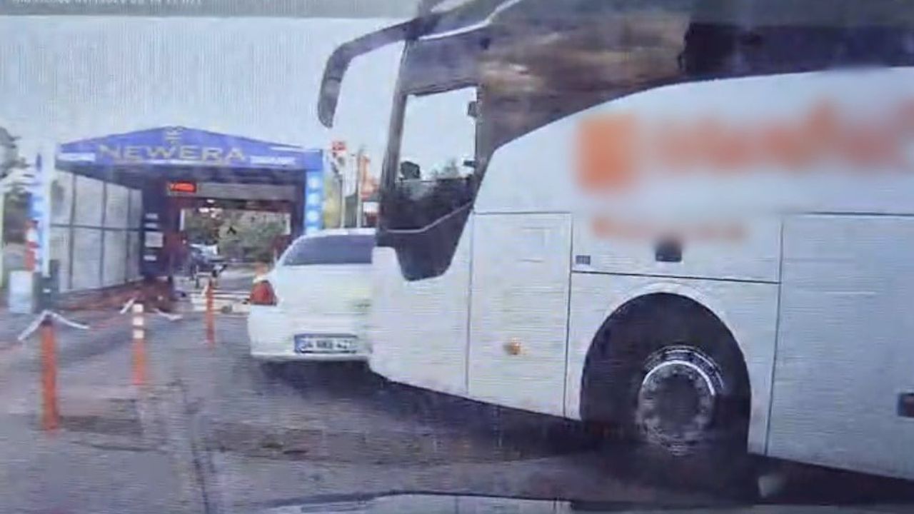 Tekirdağ'da dönüş manevrası kazaya dönüştü: otobüs park halindeki otomobili sürükledi
