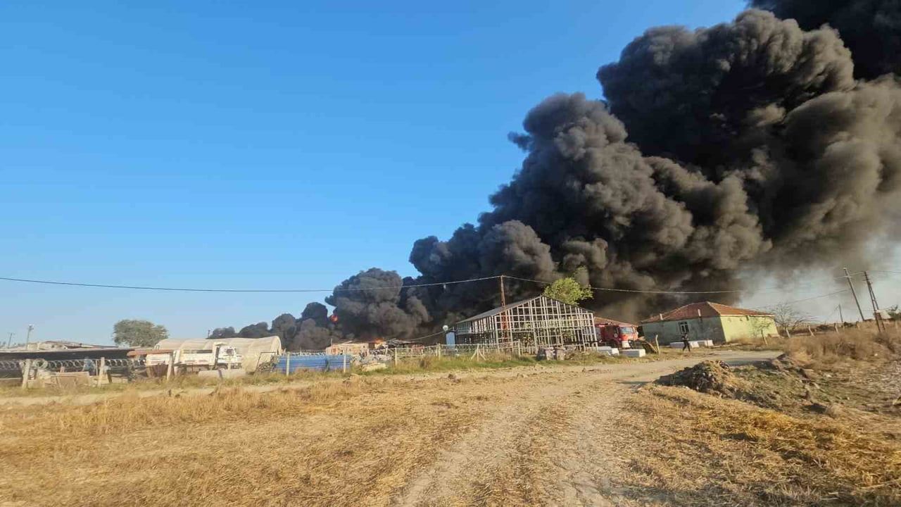 Tekirdağ'da dumanlar gökyüzünü kapladı: geri dönüşüm tesisinde lastik yangını