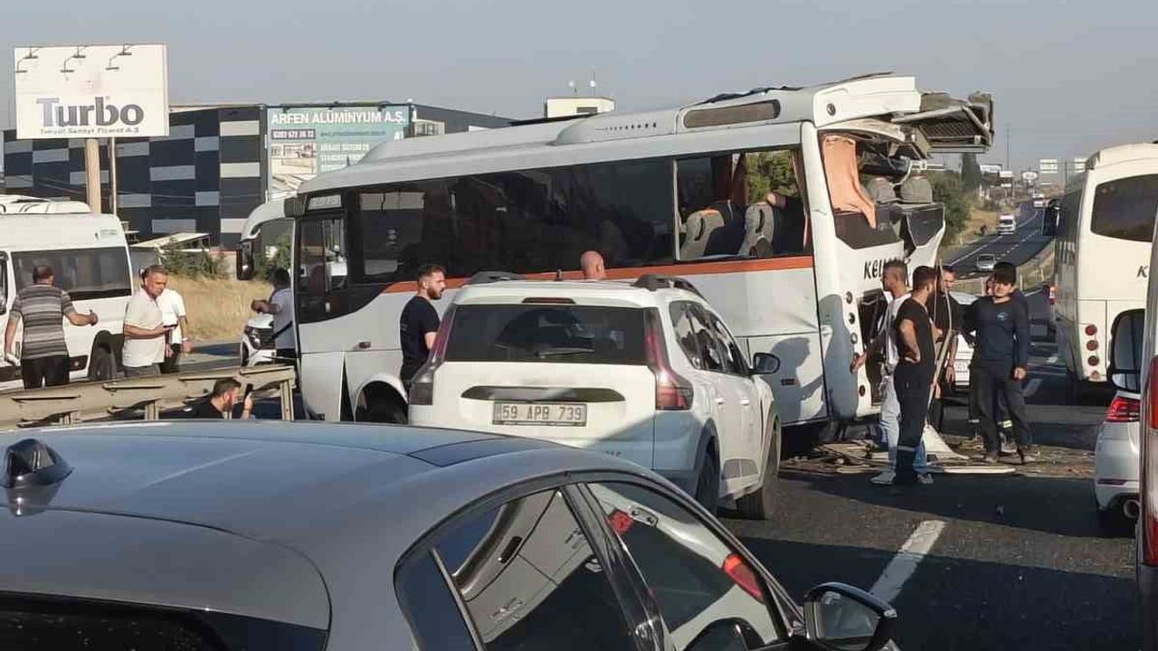 Tekirdağ'da Edirne yolu Vakıflar Mahallesi mevkiinde zincirleme kaza: 5 yaralı